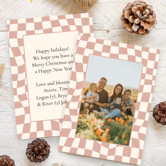 Cartão De Festividades Retro Onda Xadrez Rosa Uma Foto (modern retro groovy wavy checkerboard pink holiday christmas card one photo message on back cute)