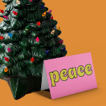 Cartão De Festividades Retro-rosa da paz e Verde limão<br><div class="desc">Este cartão retrorreflector apresenta a mensagem "Paz" na frente em letras de verde limão contra fundo rosa. A mensagem dentro pode ser personalizada com sua própria saudação.</div>