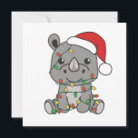 Cartão De Festividades Rhino Christmas Winter Animais Rhinos<br><div class="desc">O rinoceronte no Natal com luzes de fada. Animais engraçados com presentes e neve nas férias. Uma doce saudação de Natal. Rinocerontes são animais bonitos e perfeitos para o Natal.</div>