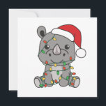 Cartão De Festividades Rhino Christmas Winter Animais Rhinos<br><div class="desc">O rinoceronte no Natal com luzes de fada. Animais engraçados com presentes e neve nas férias. Uma doce saudação de Natal. Rinocerontes são animais bonitos e perfeitos para o Natal.</div>