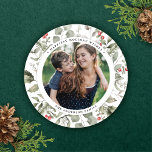 Cartão De Festividades Rodada de Foto de Wreath na Terra Verde Elegante<br><div class="desc">DESIGN TIP: Dependendo do comprimento do seu nome, talvez seja necessário ajustar ligeiramente a curvatura do tipo. Você pode fazer isso na ferramenta design. Esta elegante e festiva cartão com fotos de férias apresenta uma bela camada de aquarela de holly, eucalipto e bagas sobre um clássico fundo branco. A forma...</div>