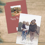 Cartão De Festividades Roteiro alegre de férias Red Winter Snowflake 1 Fo<br><div class="desc">um simples roteiro alegre em um estilo caligráfico simples. Este Cartões de foto de Natal tem uma borda branca com um efeito penetre desfocado e a palavra Joyful é recortada. Sua foto ou ajustado abaixo deste gráfico para criar um efeito sobreposto. Com um elegante padrão nórdico de flocos de neve...</div>