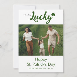 Cartão De Festividades Rua de shamrock com sorte minimalista. Foto do dia