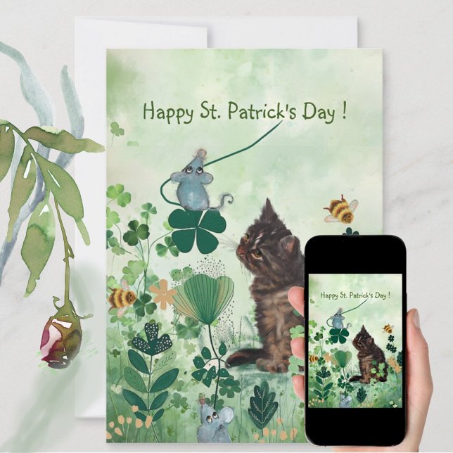 Cartão De Festividades Rua Whimsical. Dia de Patrick (Whimsical St. Patrick's Day Holiday Card featuring cat and mouse and shamrocks)