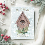 Cartão De Festividades Rustic Winter Bird Deixe-A Neve Holiday Card<br><div class="desc">A natureza e o inverno têm um cartão de Natal com um belo passarinho-canino acolhedor uma casa de pássaros-rústicos (acentuado com uma tosse de pínus decorativa), que se encontra segura do fogo da neve e dos flocos de neve ao ar livre, com saudações de "Deixar Neve" e "Felizes Feriados" em...</div>
