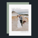 Cartão De Festividades Sage Christmas Tree Modern Modern Merry Photo<br><div class="desc">Cartão de Natal simples e moderno para a sua família e amigos. Apresenta uma árvore de Natal simples, uma tipografia sã e serif e um fundo verde sage. Os textos são perfeitamente editáveis. Personalize este cartão de Natal adicionando a sua saudação, mensagem, nomes, ano e fotografia. Verifique se há outras...</div>