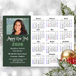 Cartão De Festividades Sage Green 2026 Calendar Business Photo Simple<br><div class="desc">Cartão de Férias de Ano Novo do Calendário 2026 Green Business Photo New Year. Todos os textos estão pré-organizados para que você personalize fácil e rapidamente com seus próprios detalhes. Desejo a todos um Feliz Feriado e um Incrível Ano Novo! Para muitos outros designs de cartão, visite (Cartões de natal)...</div>