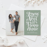 Cartão De Festividades Sage Green Joyeux Noël et Bonne Année Foto Script<br><div class="desc">Joyeux Noël et Bonne Année! Envie seus desejos de feriado para amigos e familiares com este cartão de Natal de foto personalizável. Este cartão de Natal francês apresenta caligrafia moderna. Personalize adicionando seus detalhes. Este cartão fotográfico de Natal está disponível em outras cores e estoque de papelão. Itens correspondentes estão...</div>