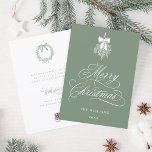 Cartão De Festividades Sage Sage Holly Berry Buquê Christmas Flat<br><div class="desc">Esta simples carta chata de Natal apresenta uma elegante e romântica carta caligráfica suave,  com um buquê holly berry de inverno e um texto personalizado no verso. Para uma personalização mais avançada deste design,  clique no BOTÃO FERRAMENTA DESIGN AZUL acima!</div>