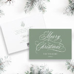 Cartão De Festividades Sage Silky Romantic Felry Christmas Script Flat<br><div class="desc">Esta simples carta chata de Natal apresenta uma elegante e romântica carta caligráfica suave,  com um buquê holly berry de inverno e um texto personalizado no verso. Para uma personalização mais avançada deste design,  clique no BOTÃO FERRAMENTA DESIGN AZUL acima!</div>