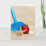 Cartão De Festividades Sandy Beach Christmas<br><div class="desc">Uma praia arenosa com um Enfeites de natal representando um feriado de calor. Cartão perfeito para enviar da sua fuga ou localização do tempo quente! Totalmente personalizável para você personalizar como quiser!</div>