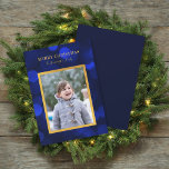 Cartão De Festividades Sapphire Blue Bokee Luzes Douradas Feliz Natal<br><div class="desc">Este cartão fotográfico apresenta a sua fotografia e as palavras "Feliz Natal" em folha de ouro falsa contra um fundo de luzes azul-sapphire. A placa tem um lado de trás azul. Personalize-o substituindo o texto de marcador de posição e substitua as fotos de amostra/marcador de posição por sua própria foto....</div>