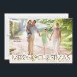 Cartão De Festividades Saudação de Foto da Família de Feliz Natal Moderno<br><div class="desc">Uma saudação fotográfica que envia uma adorável mensagem de NATAL FELIZ para a família e amigos. Acentuado com um sorvete de verde e bagas de férias com seus nomes familiares personalizados no verso.</div>