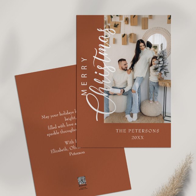 Cartão De Festividades Saudação de Natal de Foto Laranja Queimada Moderna (Modern Burnt Orange Photo Christmas Greeting Holiday Card on white table)