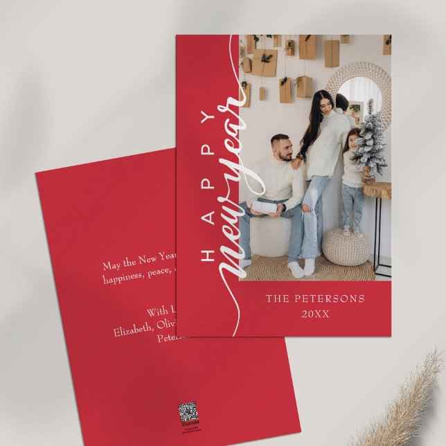 Cartão De Festividades Saudação do Feliz ano novo Rosa Moderno (Modern Pink Happy New Year Greeting Holiday Card on a table.)