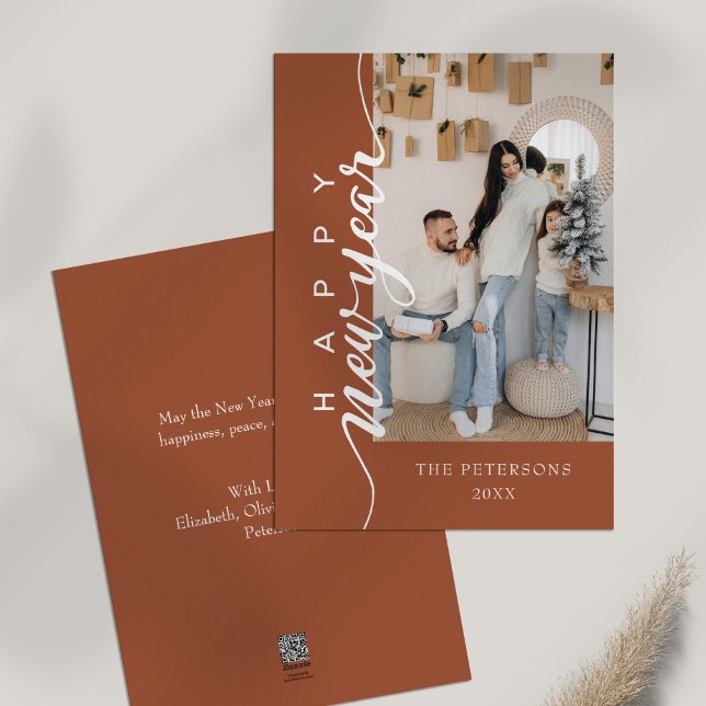 Cartão De Festividades Saudações Modernas de Ano Novo em Laranja Queimada (Modern Burnt Orange Happy New Year Greeting Holiday Card on a table.)