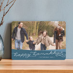 Cartão De Festividades Script de Geo do Teal Escuro | Foto de Hanukkah<br><div class="desc">Compartilhe saudações a Chanucá com amigos e familiares com nosso elegante e moderno cartão com fotos Chanucá,  apresentando sua foto favorita com bandas sobrepostas de azul escuro e "Feliz Chanucá" na tipografia moderna,  escrita à mão. Personalize com seu nome de família ou saudação personalizada.</div>