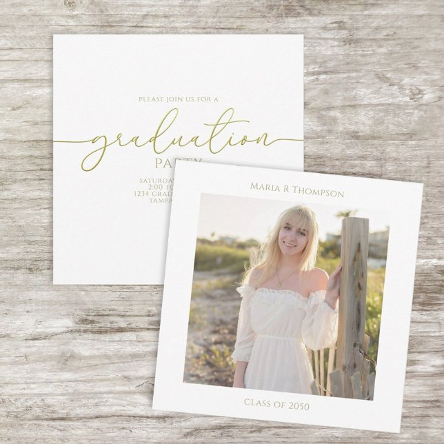 Cartão De Festividades Script Dourado Simples e Moderno do Formando Minim (Class of 2026 graduation party photo card with gold script accents.)