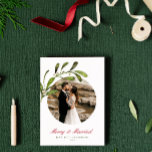Cartão De Festividades Script e Feliz Misturada e Foto casada<br><div class="desc">Um belo cartão de férias celebrando seu primeiro Natal como casal casado. O design apresentou sua foto favorita em uma abertura em círculo enfeitiçada com um ramo de água de névoa. Personalize o título da fonte do script cursivo vermelho e desconecte-se em verde escuro. No verso está um padrão de...</div>