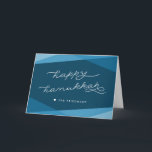 Cartão De Festividades Script Geo Azul Marinho | Feliz Hanukkah<br><div class="desc">Mande seus desejos de Chanucá com este elegante e moderno cartão de saudação em azul marinho rico. A sobreposição de formas geométricas em tons gradientes de palha escura fornece o cenário perfeito para "Feliz Chanucá" na tipografia moderna e escrita manual. Adicione uma mensagem de dentro opcional usando o campo fornecido....</div>