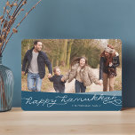 Cartão De Festividades Script Geo Azul Marinho | Foto de Hanukkah<br><div class="desc">Compartilhe saudações a Chanucá com amigos e familiares com nosso elegante e moderno cartão com fotos Chanucá,  apresentando sua foto favorita com bandas sobrepostas de azul marinho profundo e "Feliz Chanucá" em tipografia moderna,  escrita à mão. Personalize com seu nome de família ou saudação personalizada.</div>