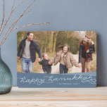 Cartão De Festividades Script Geo Azul Slate | Foto de Hanukkah<br><div class="desc">Compartilhe saudações a Chanucá com amigos e familiares com nosso elegante e moderno cartão com fotos Chanucá,  apresentando sua foto favorita com bandas sobrepostas de azul ardente e "Feliz Chanucá" em tipografia moderna,  escrita à mão. Personalize com seu nome de família ou saudação personalizada.</div>