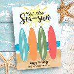 Cartão De Festividades Sea Sun Tropical Beach Surfboard Coastal Christmas<br><div class="desc">O cartão de Natal inspirado nas tropicais e costeiras apresenta uma fileira de pranchas na praia com o oceano e o sol ao fundo e uma saudação "Este é o Sol-Mar". Você pode personalizar o nome e saudar na parte inferior do cartão. Trabalho de arte original do KL Stock.</div>