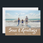 Cartão De Festividades Seas e Saudações |Beach Photo<br><div class="desc">Mande saudações festivas da praia com este cartão de férias do Mar e Saudações. Sua foto favorita de suas férias na praia tem uma cobertura de texto branco de Seas & Saudações e seu nome de família.</div>