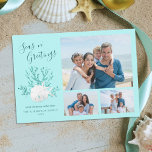 Cartão De Festividades Seas N Saudações Aqua Blue Beach Foto de Natal<br><div class="desc">Esta na moda moderna praia fotográfica tematizada com cartão de Natal tem um dólar de areia branca e dois estrelas-do-mar brancas num galho coral brilhante,  com um fundo azul-aqua claro.</div>