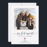 Cartão De Festividades Seis Pés Quarentena Rosa Dourado Coração Moderno<br><div class="desc">Seis pés separados, mas ainda no nosso coração: Este cartão de Natal moderno é perfeito para esta temporada de férias imperfeita. Escrita moderna e elegante que diz "6 pés separados, mas ainda no nosso coração" sobre um coração rose dourado impresso e chique e sua própria mensagem personalizada com nomes ao...</div>