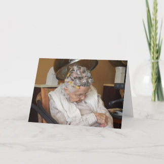 Cartão De Festividades Senhora idosa pequena que dorme sob o secador de