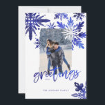 Cartão De Festividades Shibori Tie Dye Indigo Blue Snowflakes Foto<br><div class="desc">Cartão festivo moderno, arrojado e abstrato, com os nossos flocos de neve de tinta gravada com tinta gravata, pintados à mão. O ousado padrão de floco de neve cria um olhar moderno e na moda. "Saudações" é exibido em uma tipografia moderna de escrita azul-indigo. Personalize com uma foto, assinatura familiar...</div>