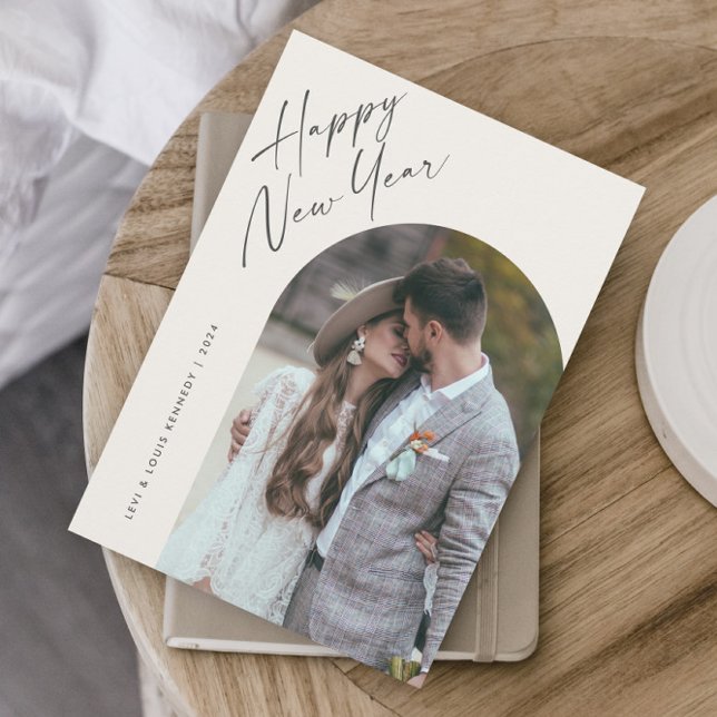Cartão De Festividades Simple Script Boho Arco Feliz Ano Novo (A modern script photo happy new year holiday card with boho arch and minimalist typographic layout.)