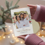 Cartão De Festividades Simples Elegante Feliz Natal Berries FOTO<br><div class="desc">Esta bela carta fotográfica de Natal apresenta a sua melhor foto-retrato com caligrafia moderna e uma simples design minimalista. Contra um fundo delicado e brando, sua foto é cercada por uma simples borda branca e adornada por folhas e bagas no perfeito humor de Natal, o reverso da carta é decorado...</div>