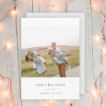 Cartão De Festividades Simples Elegante mínimo | Foto da família natalina<br><div class="desc">Um cartão fotográfico mínimo de na moda com tipografia clássica "Feliz feriado" a preto sobre um fundo branco minimalista e limpo e uma cor de cinza de pomba suave no verso. A foto, o cartões de natal e o nome podem ser facilmente personalizados para um toque pessoal. Um design de...</div>