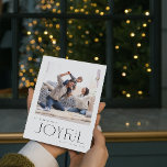 Cartão De Festividades Simples Natal da Família Alegre e Moderna<br><div class="desc">Bem-vindos às férias deste ano com um moderno Mínimo Joyful Family Photo Christmas Card (Cartão de Férias de Natal para a Família) que captura aquele momento perfeito de alegria com uma família próxima. Este cartão branco e preto é a perfeita incorporação do estilo moderno e minimalista que desejamos. Linhas limpas...</div>