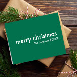 Cartão De Festividades Simples Natal | Na moda mínimo moderno verde<br><div class="desc">Um simples e na moda, "feliz natal", citou um cartão de saudação com a tipografia moderna, em branco, sobre um rico fundo verde num estilo minimalista de design "scandi". O cartão pode ser facilmente personalizado com o seu próprio cartões de natal, nome da família e ano para fazer um cartão...</div>