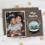 Cartão De Festividades Snowball Winter Village Foto Feliz Natal<br><div class="desc">Fesesesesesesesesesball Winter Village Foto Feliz Cartão de Natal. O conto de fadas se casa no inverno com neve e belos flocos de neve. Lindas plantas brancas escalando em fundo marrom. Um desejo Feliz de Natal em um roteiro de tendências. Você pode alterar qualquer texto e adicionar sua foto.</div>