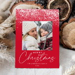 Cartão De Festividades Snowdrift Felry Foto Vermelha de Natal<br><div class="desc">Cartão de férias único e moderno, com flurries brancos a cair, no topo do design, com um fundo vermelho festivo. Sua foto quadrada é exibida no meio da design com o cartões de natal, "Feliz Natal", em um roteiro de caligrafia branca, mostrado abaixo. Personalize a frente do cartão de feriado...</div>
