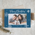 Cartão De Festividades Snowflakes Azul Foto de Natal Feliz<br><div class="desc">Feliz Natal! Envie desejos calorosos à família e aos amigos com este cartão de Natal impiedoso. Apresenta flocos de neve brancos e caligrafia moderna. Personalize este cartão fotográfico de Natal adicionando os seus detalhes. Este Cartões de foto de Natal floco de neve está disponível em outras cores e estoque de...</div>