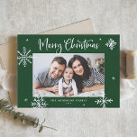 Cartão De Festividades Snowflakes Verde Foto de Natal Feliz<br><div class="desc">Feliz Natal! Envie desejos calorosos à família e aos amigos com este cartão de Natal impiedoso. Apresenta flocos de neve brancos e caligrafia moderna. Personalize este cartão fotográfico de Natal adicionando os seus detalhes. Este Cartões de foto de Natal floco de neve está disponível em outras cores e estoque de...</div>