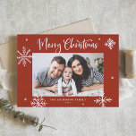 Cartão De Festividades Snowflakes Vermelho Feliz Foto de Natal Feliz<br><div class="desc">Feliz Natal! Envie desejos calorosos à família e aos amigos com este cartão de Natal impiedoso. Apresenta flocos de neve brancos e caligrafia moderna. Personalize este cartão fotográfico de Natal adicionando os seus detalhes. Este Cartões de foto de Natal floco de neve está disponível em outras cores e estoque de...</div>