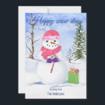Cartão De Festividades Snowman, um cachecol cor-de-rosa, dias de neve fel<br><div class="desc">Homem de neve com um carregando de cachecol rosa e uma bengala doce. Uma bolsa de presente de verde limão está sentada por ele na neve. Dentro a bolsa é um pirulito rosa espiral e um ursinho fofo. O fundo é uma paisagem nevada com árvores. Felizes dias de neve, saudações....</div>