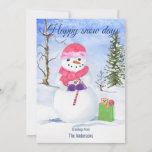 Cartão De Festividades Snowman, um cachecol cor-de-rosa, dias de neve fel<br><div class="desc">Homem de neve com um carregando de cachecol rosa e uma bengala doce. Uma bolsa de presente de verde limão está sentada por ele na neve. Dentro a bolsa é um pirulito rosa espiral e um ursinho fofo. O fundo é uma paisagem nevada com árvores. Felizes dias de neve, saudações....</div>