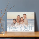 Cartão De Festividades Snowy Peace | Foto de Hanukkah<br><div class="desc">Cartões com fotos modernos de Chanucá apresentam sua imagem favorita com uma borda branca de flocos de neve ao longo da parte inferior. "Paz e luz" aparece em tipografia azul clara com letras de pincel,  com seus nomes e o ano abaixo.</div>