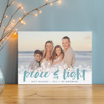 Cartão De Festividades Snowy Peace | Foto de Hanukkah<br><div class="desc">Cartões com fotos modernos de Chanucá apresentam sua imagem favorita com uma borda branca de flocos de neve ao longo da parte inferior. "Paz e Luz" aparece em aqua,  tipografia de pincel com letra de mão,  com seus nomes e o ano abaixo.</div>