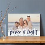 Cartão De Festividades Snowy Peace | Foto de Hanukkah<br><div class="desc">Cartões com fotos modernos de Chanucá apresentam sua imagem favorita com uma borda branca de flocos de neve ao longo da parte inferior. "Paz e luz" aparece na tipografia do pincel com letras marinhos azuis,  com seus nomes e no ano abaixo.</div>