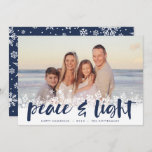 Cartão De Festividades Snowy Peace | Foto de Hanukkah<br><div class="desc">Cartões com fotos modernos de Chanucá apresentam sua imagem favorita com uma borda branca de flocos de neve ao longo da parte inferior. "Paz e luz" aparece na tipografia do pincel com letras marinhos azuis,  com seus nomes e no ano abaixo.</div>