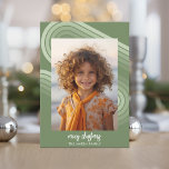 Cartão De Festividades Sombras Mínimas Modernas de Gamas de Juniper - 6 F<br><div class="desc">Design FRONT: Uma foto vertical grande com uma borda branca espessa. "Feliz Natal" está em um roteiro moderno e moderno com um lugar para a assinatura da família em uma letra simples na parte inferior. O fundo inclui tons de verde-zimbro com a arte da linha curva. Uma área para uma...</div>