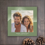 Cartão De Festividades Sombras Mínimas Modernas de Grelhas de Juniper - F<br><div class="desc">Frente - Uma foto no estilo da galeria com uma borda simples e espessa e uma área para adicionar um cartões de natal. Adicione seu instantâneo de selfie ou família favorito. Voltar - Um arco simples e limpo de faixa retrorreflectora em tons de verde de zimbro - Se precisar ajustar...</div>